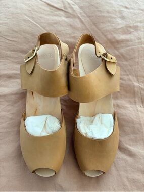 Bryr Spanish Peep-toe Clog
